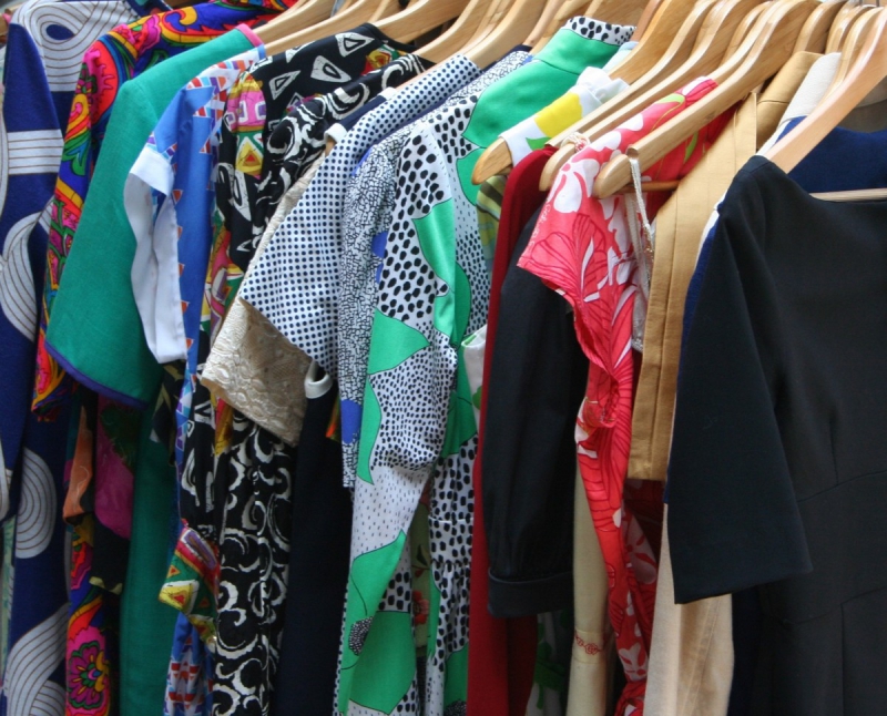association-SANARY SUR MER-min_dresses_apparel_clothing_clothes_clothes_hangers_wooden_hangers_retail_shop_closet-1149845